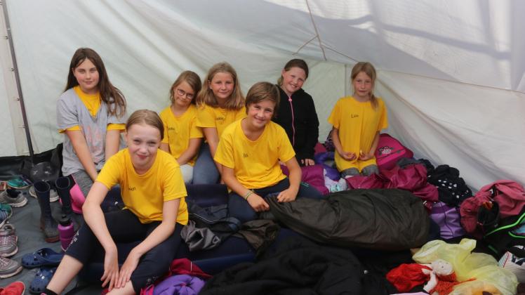 Vivien (von links), Laura, Beeke, Leonie, Ida, Layla und Lea finden das Zeltlager einfach cool.  Fotos: Rösenberg 