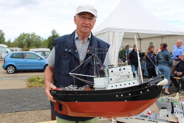 Seit 2012 dabei: Walter Katholing zeigt sein Mehrzweckschiff „Eisvogel“.