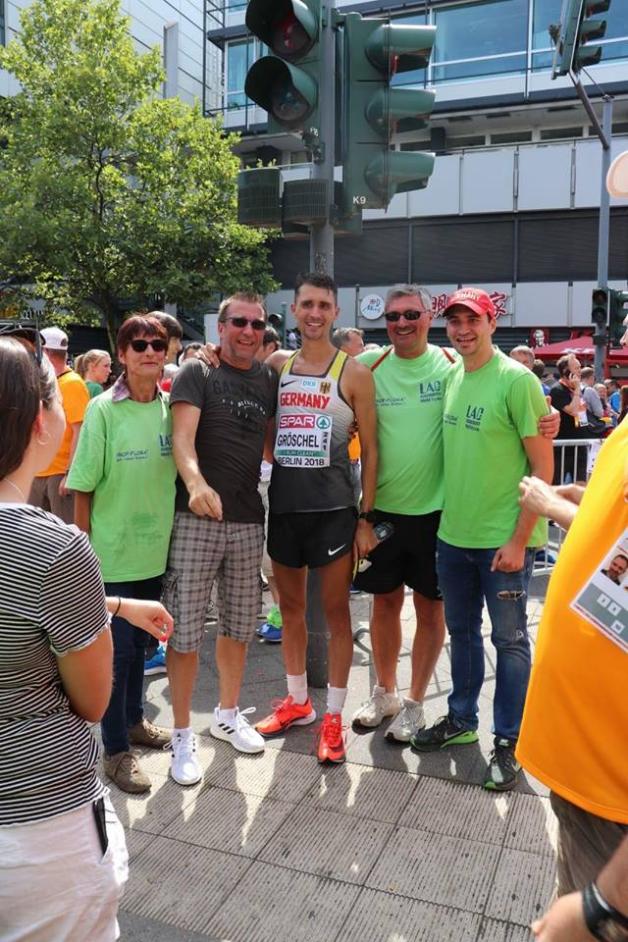 Das sind Tom mit seinen Eltern und seinem Bruder sowie Trainer Dirk Bockelmann. Das sind Tom mit seinen Eltern und seinem Bruder sowie Trainer Dirk Bockelmann.