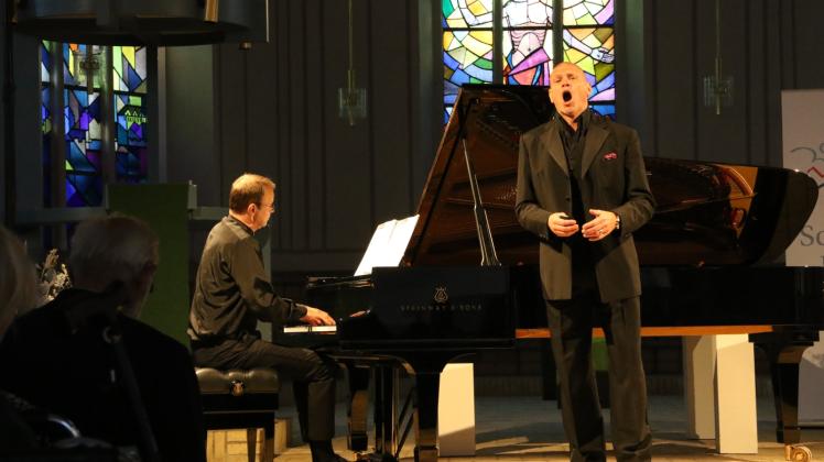 Da singt Bariton Bo Skovhus noch aus voller Kehle, später bricht er das Konzert ab und überlässt seinem Pianisten Stefan Vladar die Bühne in der Nikolai-Kirche. 