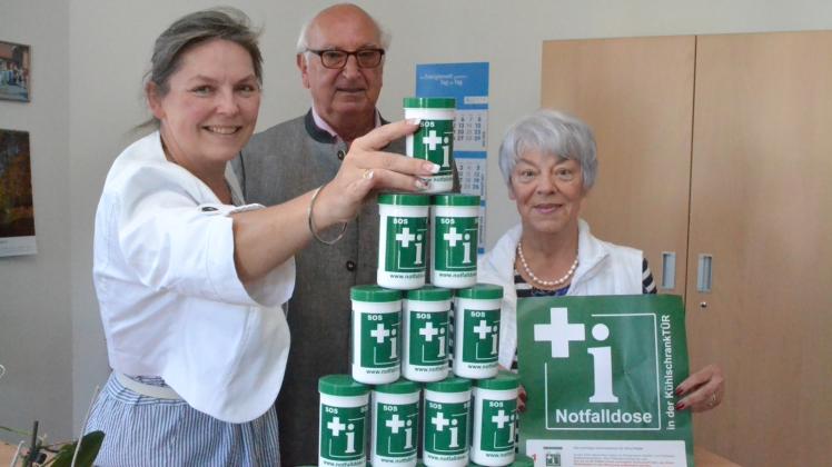 Gemeinsam mit Bürgermeisterin Tanja Rönck präsentierten Elke Malchau (rechts) und Wilfried Lühr die SOS-Notfalldose. 
