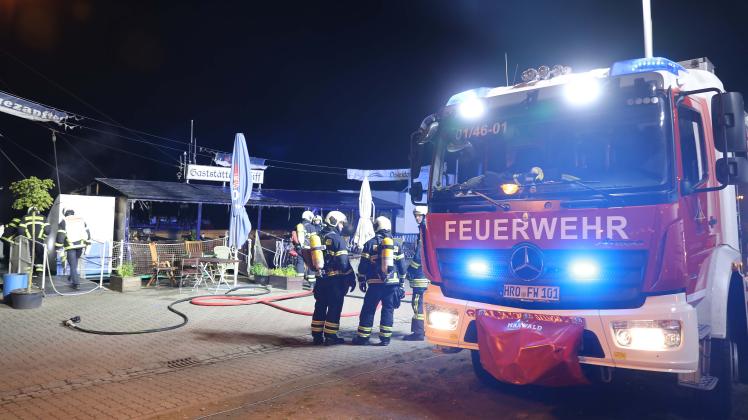 Unbekannter zündet mit Bengalos Gaststätten-Schiff im Rostocker Stadthafen an und flüchtet - Feuerwehrgroßeinsatz