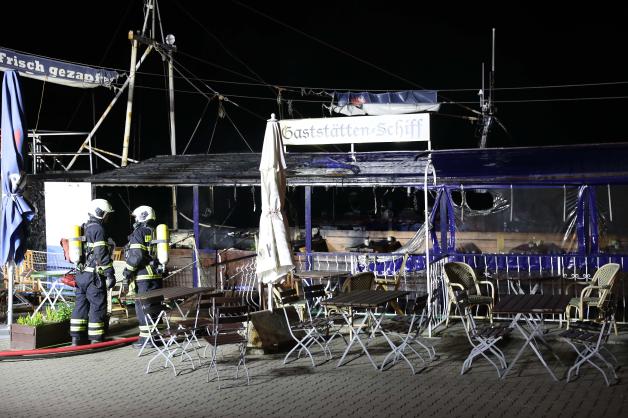 Unbekannter zündet mit Bengalos Gaststätten-Schiff im Rostocker Stadthafen an und flüchtet - Feuerwehrgroßeinsatz