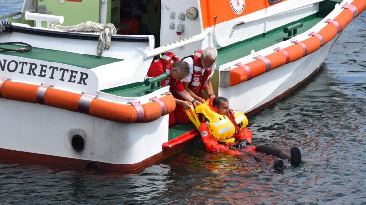 Eine Klappe an der Seite des Seenotrettungsbootes ermöglicht der Besatzung die einfache Bergung eines im Wasser treibenden Menschen.