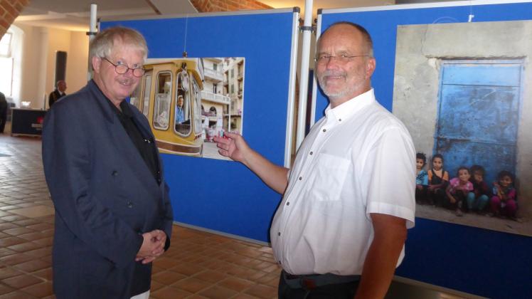 Markus Schildhauer (r.) und Folkert Janssen in der Ausstellung „Gesichter Alexandrias“ im Rostocker Rathaus