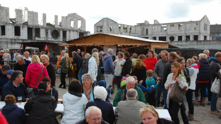 Nach einem Jahr Pause durch den Abriss der Thermenruine (Hintergrund) findet am Sonnabend wieder das beliebte Arenafest am Keitumer Kliff statt.