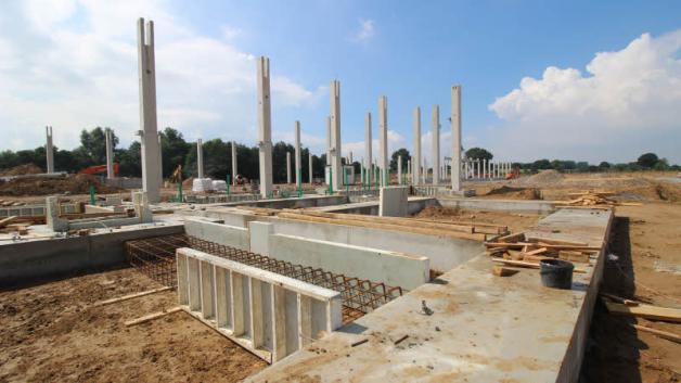 Die Baustelle: Bis jetzt sind nur Teile des Fundaments und die Stützpfeiler des geplanten Paketsortierzentrums zu sehen. Die Baustelle: Bis jetzt sind nur Teile des Fundaments und die Stützpfeiler des geplanten Paketsortierzentrums zu sehen.