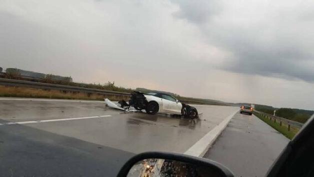 Bei dem Unfall auf der A19 hat eine Corvette einen massiven Schaden erlitten. Die Autobahn war gesperrt.