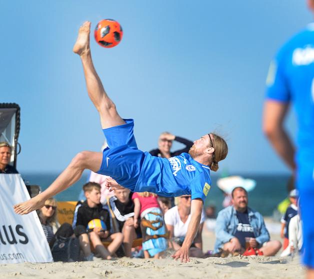 Auf spektakuläre Ballwechsel und Tore können sich die Zuschauer am Wochenende in der Beacharena unterhalb des Teepotts in Warnemünde freuen. Dort kicken vier Mannschaften um die Deutsche Beachsoccer-Meisterschaft. Mit dabei ist auch Hannes Knüppel mit den Rostocker Robben.