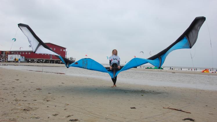 Celina See hat das Kitesurfen auf Rügen gelernt und seit dem nicht mehr aufgehört.