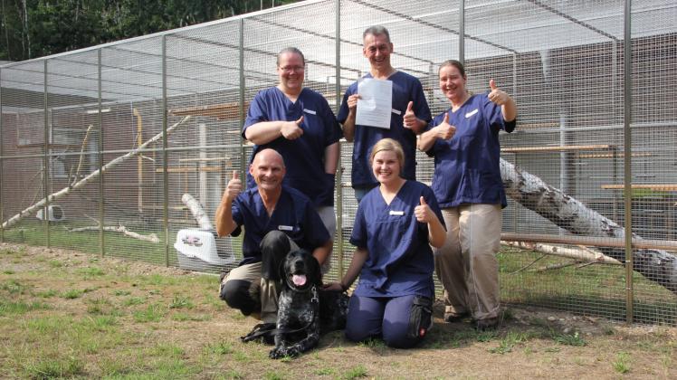 Volker Walden (von links) Dr. Stephanie Uhde, Martin Heinze, Jule Eising und Regina Deisler mit „Blacky“, dem ersten Hund, der in das Tierheim Neumünster eingezogen ist.