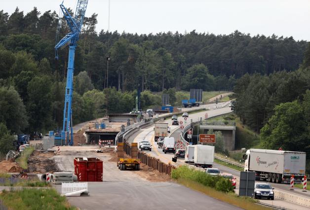 Aus Sicherheitsgründen wurde im Zuge der Bauarbeiten ein Tempolimit auf der Petersdorfer Brücke auf der A19 verhängt. Aus Sicherheitsgründen wurde im Zuge der Bauarbeiten ein Tempolimit auf der Petersdorfer Brücke auf der A19 verhängt.