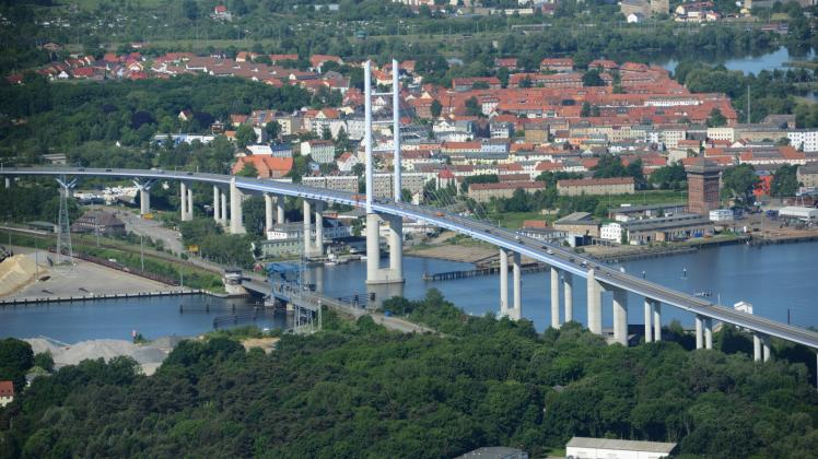 Die vor elf Jahren fertiggestellte Rügenbrücke wurde gerade intensiv kontrolliert.