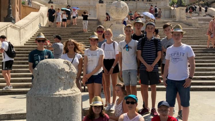 Ein kurzes Päuschen auf der spanischen Treppe. Die Quickborner und Pinneberger Ministranten genossen die Sightseeing-Touren durch Rom. 