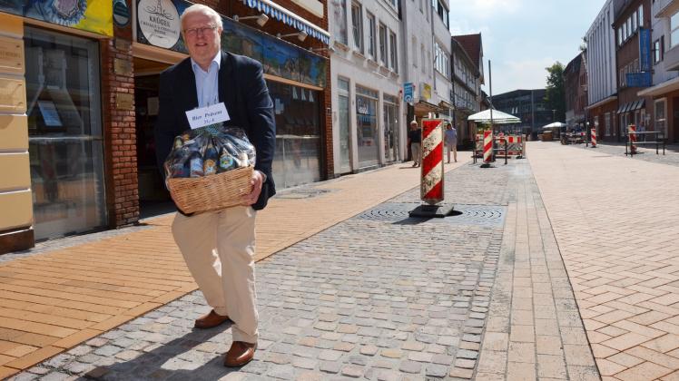 Thomas Krüger ärgert sich, dass die Kunden seines Feinkost- und Spirituosen-Geschäfts in der Holsteiner Straße nicht zum Einladen vorfahren dürfen. Sie müssen die Ware bis zum nächsten Parkplatz schleppen.  Fotos: Leptin (2) 