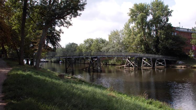 Die Wielandbrücke über den Stadtgraben in Lübeck muss gesperrt werden. Die Pfähle weisen keine ausreichende Standfestigkeit aus.