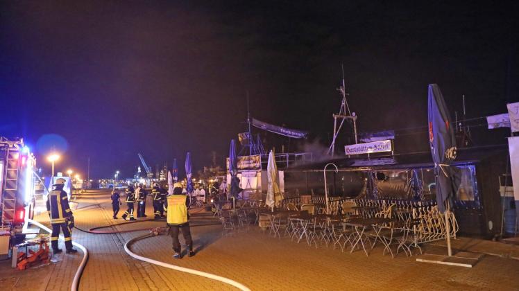 Aus allen drei Berufsfeuerwehrwachen und aus Standorten zweier freiwilliger Wehren waren Brandbekämpfer in den Stadthafen geeilt. 