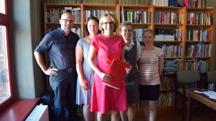 Vereint für die Literatur: Prof. Tilman von Brand (v. l.), Eyleen Kotyra vom IQ MV, Agnieszka Nyenhuis, Julia Kizhukandayil und Literaturhaus-Leiterin Ulrika Rinke.