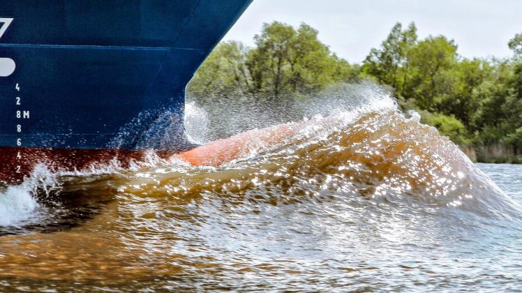 Gefährliche Bugwelle für Sportboote: Containerschiffe verdrängen auch bei langsamer Fahrt enorm viel Wasser.