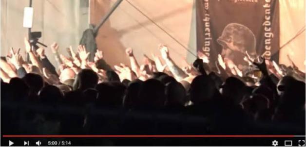 Hitlergrüße auf dem letztjährigen Neonazi-Konzert in Thüringen. 