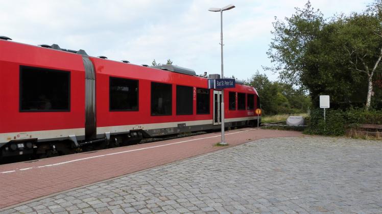 Nur im Zwei-Stunden-Takt fuhren am Donnerstag tagsüber die Züge zwischen Husum und St. Peter-Ording.  