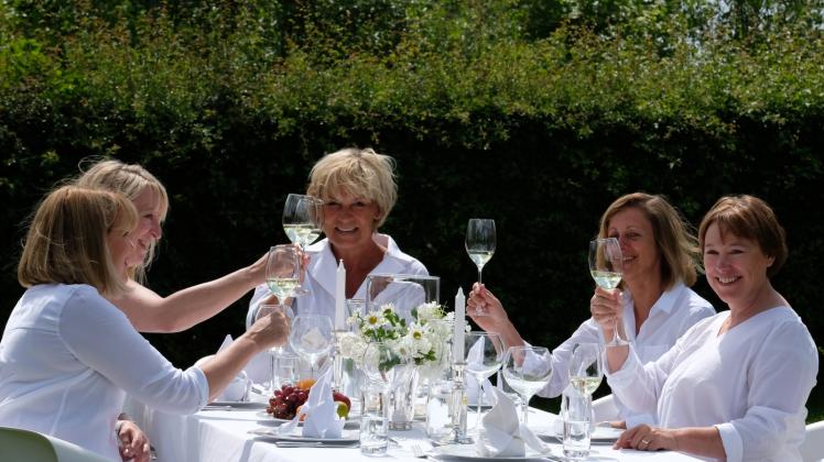 Sie laden ein zum „White Dinner“: Die „Samstagsfrauen“ richten die Veranstaltung zum zweiten Mal aus.