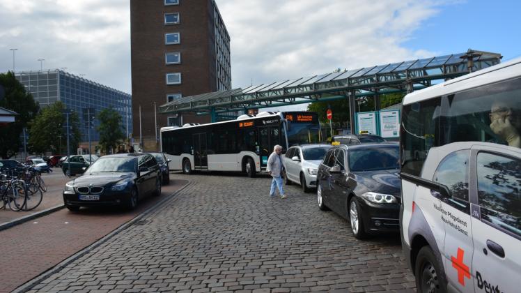 Besonders zu Stoßzeiten kommt es auf dem Konrad-Adenauer-Platz vor dem Bahnhof immer wieder zu Staus. Hier müssen sich Stadtbusse, der abfließende Verkehr aus dem Parkhaus der Holsten-Galerie, Taxen und Kurzbesucher des Bahnhofs durchdrängeln. 