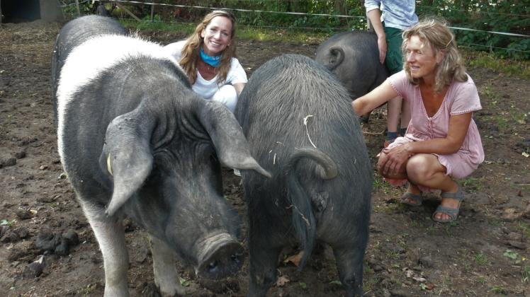 Gedanklich ganz bei den Schweinen: Andrea Gabriel (r.) mit Moderatorin Tamina Kallert und Gastkind Hannah.  