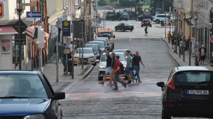 Reger Begegnungsverkehr: Fußgänger und Autofahrer müssen hier genau aufeinander achten. 