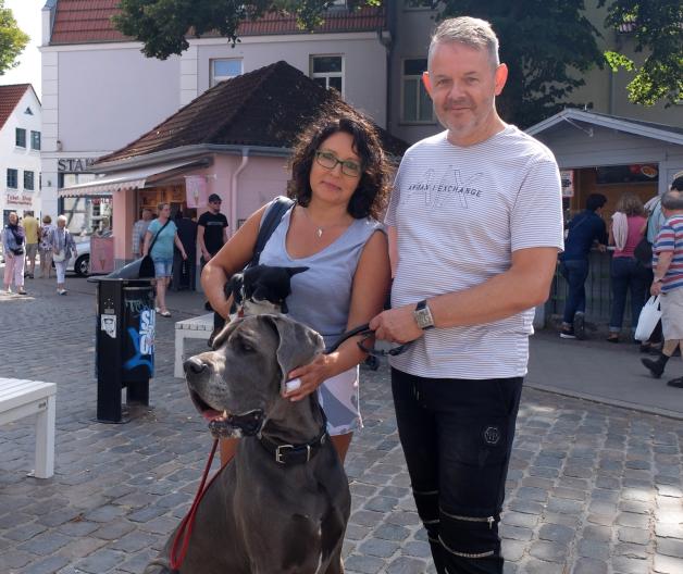 Schlendern mit ihrem Hund durch Warnemünde: Jörg und Anja Weinert. Schlendern mit ihrem Hund durch Warnemünde: Jörg und Anja Weinert.