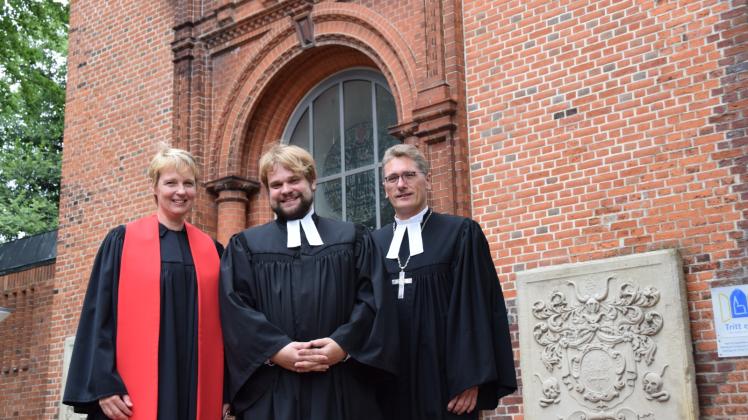 Einführungsgottesdienst: Felix von Gehren (M.) mit Wiebke Bähnk und Thomas Bergemann vor der Stadtkirche. 