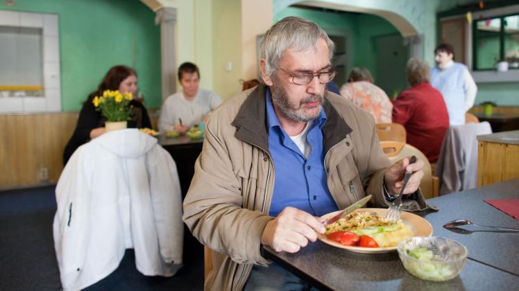 Bedürftige essen in der Tafel in Frankfurt ein warmes Mittagessen. Sie sind besonders in der kalten Jahreszeit auf die Hilfe die gemeinnützige Organisationen angewiesen. 