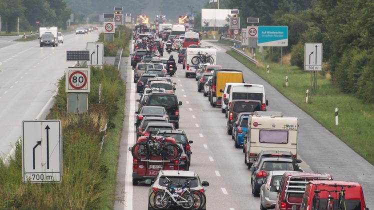 Das Verkehrsaufkommen in Dänemark selbst, die Zahl der Touristen und die Anzahl der Grenzpendler steigen. Das führt auch im Königreich häufiger zu Stau, hier 2017 am Grenzübergang Krusau, wo Grenzkontrollen den Verkehrsfluss behindern.