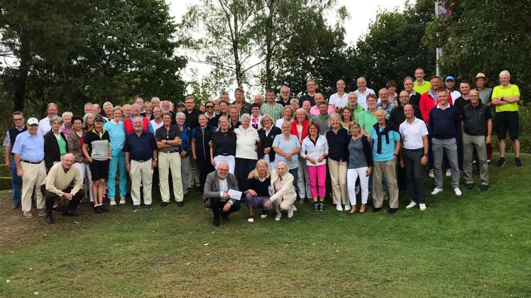 Die Teilnehmer beim Benefiz-Golfturnier in Aukrug spielten 4875 Euro zusammen.