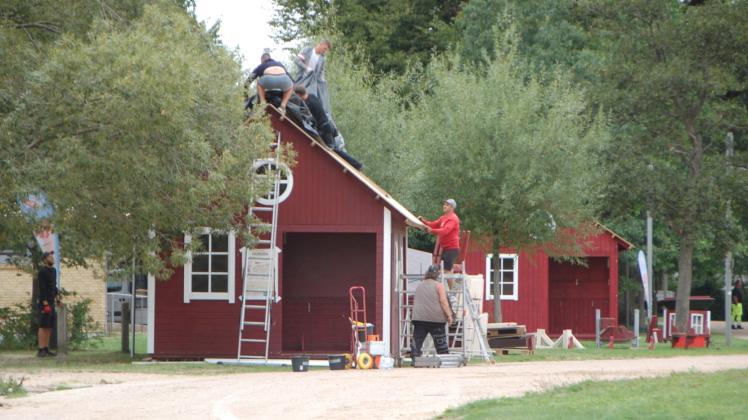 Die Blockhütten im Schweden-Stil sind auf Sattelschleppern auf die Königswiesen gebracht worden. In den nächsten Tagen folgen noch Zelte und Bühnen.