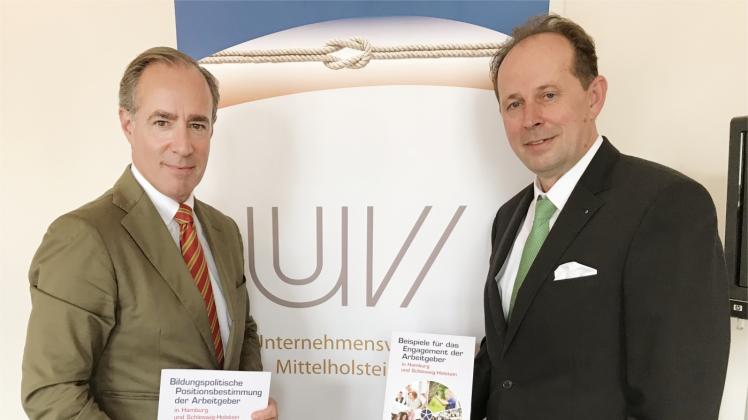 Jens van der Walle und Michael Thomas Fröhlich (rechts) mit den neuen Broschüren des Unternehmensverbandes zur Bildungspolitik. Kernforderung: Wirtschaft und Schulen müssen sich besser vernetzen. 
