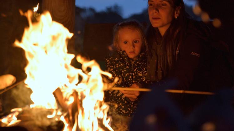 Beim Stockbrotbacken 2017 wärmten sich Melina Bremer aus Appen und ihre Mutter Michaela am Feuer. 
