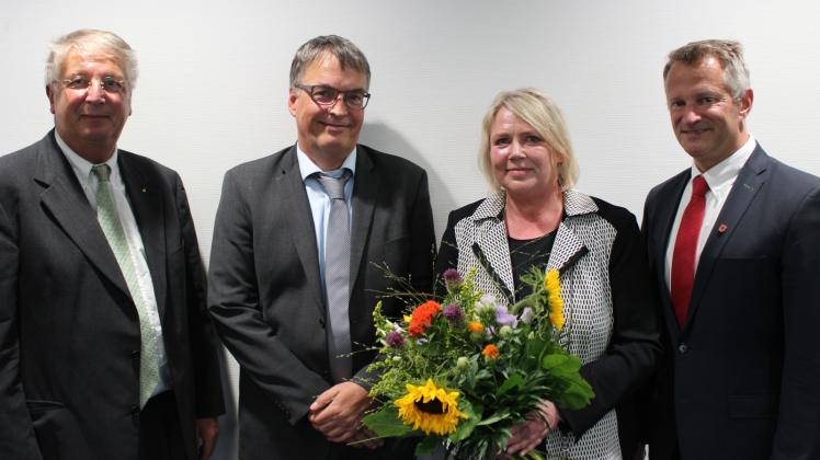 Anja Soeth und Dirk Janssen (Zweiter von links) bilden künftig den Schulrat. Hans Stäcker, Referatsleiter im Bildungsministerium (links), und Landrat Oliver Stolz gratulieren.