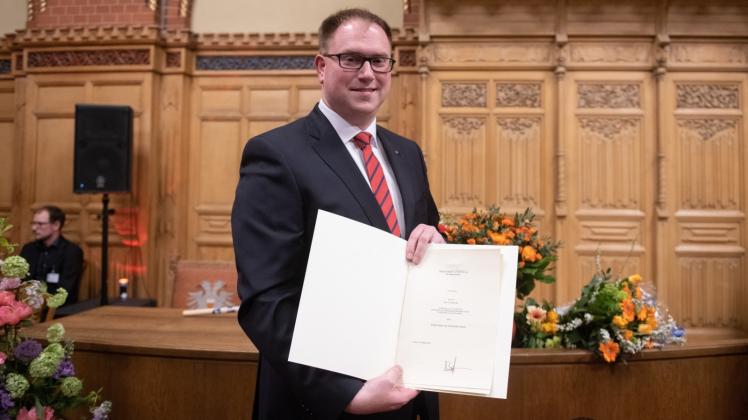 Jan Lindenau (SPD) mit der  Ernennungsurkunde. Seit dem 1. Mai ist der gebürtige Lübecker Bürgermeister der Hansestadt.