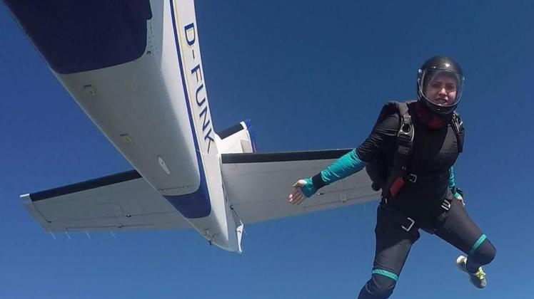 Über den Wolken: Fallschirmspringerin Cynthia  lässt sich gerne aus 4000 Metern Höhe auf die Erde zurück fallen. 