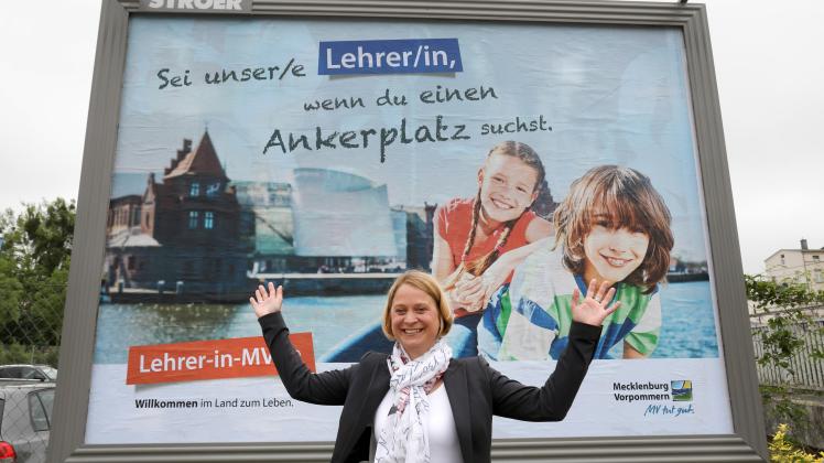 Birgit Hesse (SPD), Bildungsministerin von Mecklenburg-Vorpommern, steht bei einem Pressetermin zum Start einer Lehrerwerbekampagne vor einem Plakat. Das Land will mit dieser Aktion gezielt Urlauber als Multiplikatoren ansprechen.