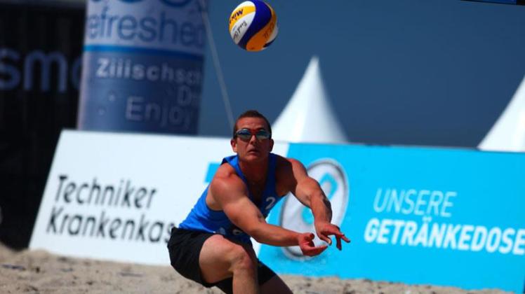 Immer den Blick auf den Ball gerichtet: Daniel Sprenger will am Wochenende in Warnemünde den Landesmeistertitel im Beachvolleyball mit seinem Teamkameraden Toni Schneider bestätigen.  