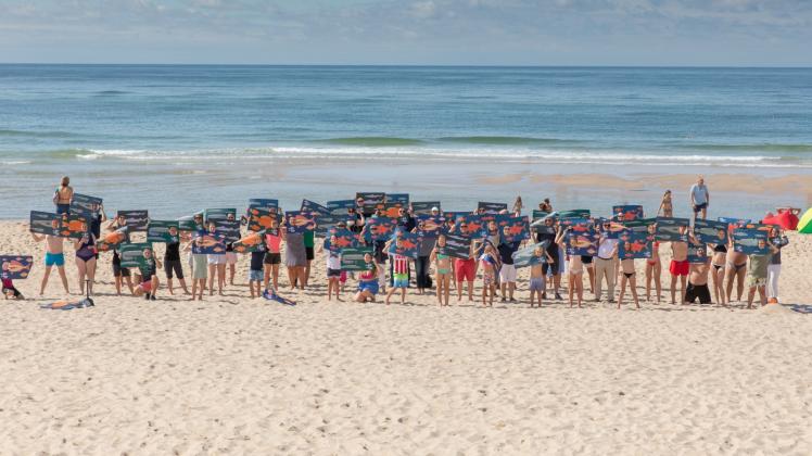 Zahlreiche Besucher nahmen gestern am Rantumer Strand das Angebot wahr, mit „Fischfotos“ als visuelle Demonstration die Forderung zu unterstützen, der Überfischung endgültig ein Ende zu setzen. 