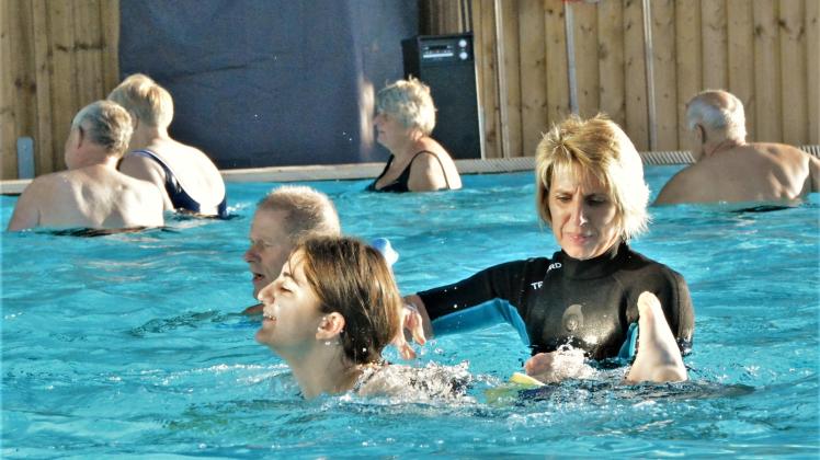 Schwimmen zu können ist wichtig. Ausbilderin Andrea Endemann (r.) zeigt die richtige Technik.