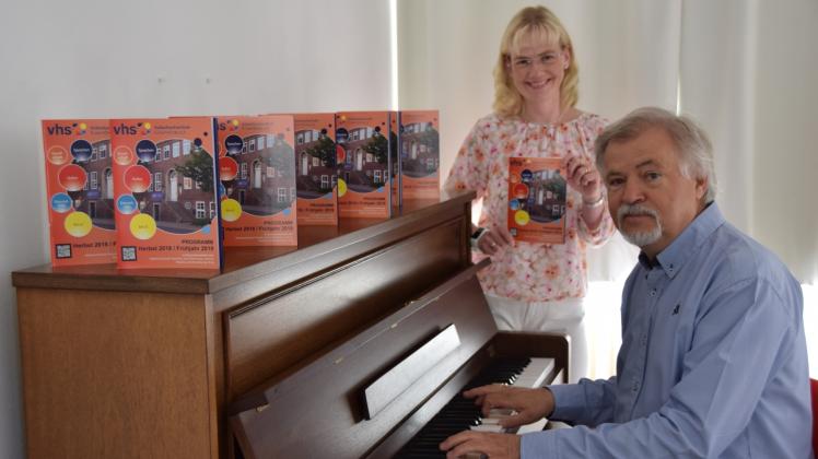 Neu in der Volkshochschule ist ein Klavier, das der VHS zur Verfügung gestellt wurde. Für Ideen rund um das Piano sind der Leiter und Vorstandsvorsitzender der VHS, Ralf-Ulrich Wanderer, und seine Stellvertreterin Mirja Kraack, dankbar.