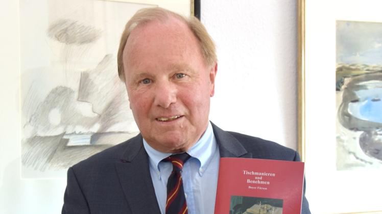 Dr. Ernst Joachim Fürsen mit seiner neuen Broschüre: Der frühere Konsul der Niederlande gibt Benimm-Seminare. 