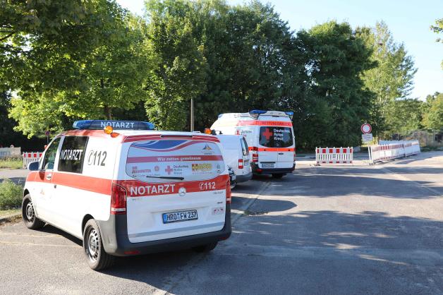 Ungenügend gesicherte Baustelle? Fahrradfahrerin stürzt in Rostock in Kabelschacht und wird schwer verletzt