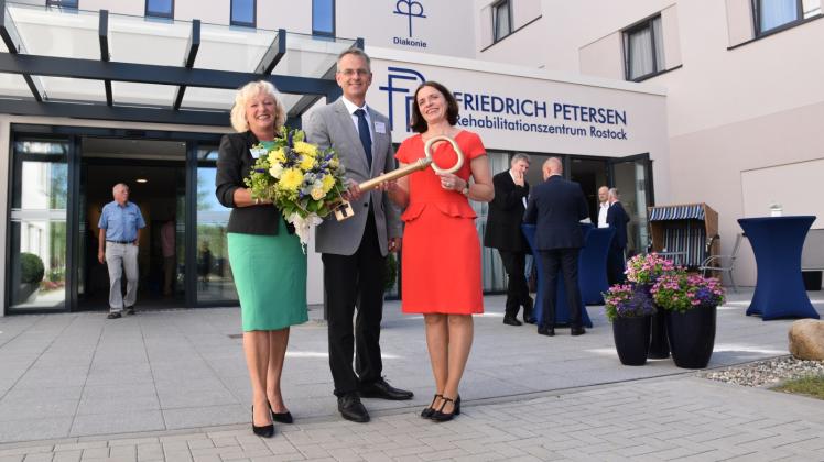 Zur offiziellen Eröffnung begrüßten Cornelia Lenz (l.), Dr. Michael Köhnke und Katrin Kuphal rund 200 Gäste. Fotos: Tohi