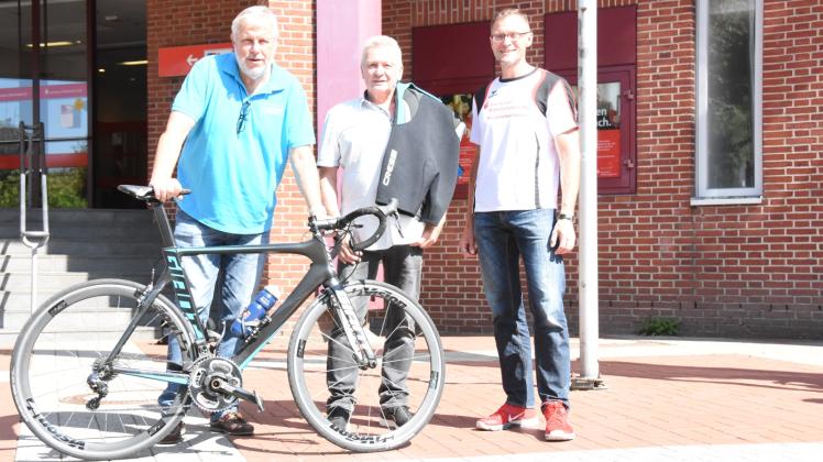 Werben für den SparkassenCanalTriathlon: Wolfgang Berndt (sportlicher Leiter des SH Netz Cups), Klaus Waskönig (Organisator des SparkassenCanalTriathlons) und Dr. Sören Abendroth (Vorstandsvorsitzender der Sparkasse Mittelholstein).