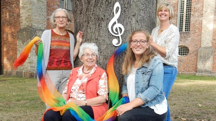 Vier Generationen singen gemeinsam: Annelise Haase (66), Eleonore Knabe (88), Annika Raabe-Müske (20) und Simone Höpner (45), von links. 